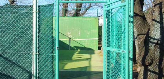 谷保テニスコート壁打ちのところに出入口を設置