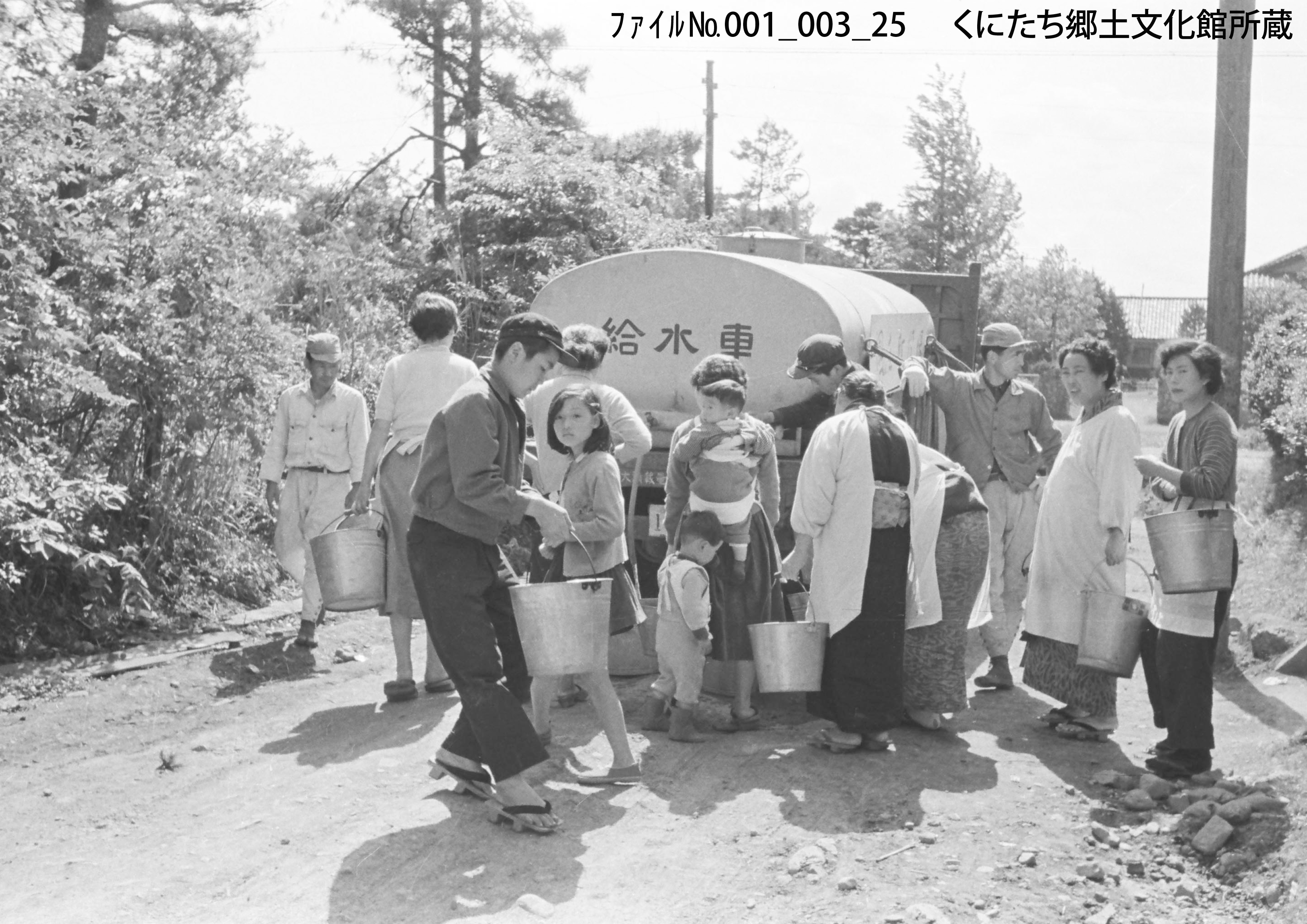 写真紹介-7「井戸水の渇水で給水を受ける人たち」1957(昭和32)年5月頃